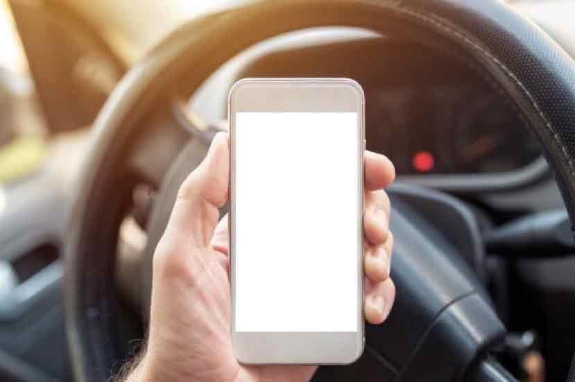 جریمه ۲۰۰ پوندی لمس موبایل در حین رانندگی
