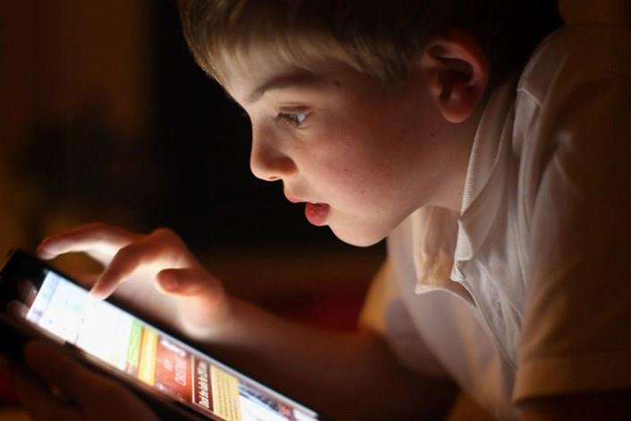 بروز علایم شبیه اوتیسم در کودکان موبایل به دست